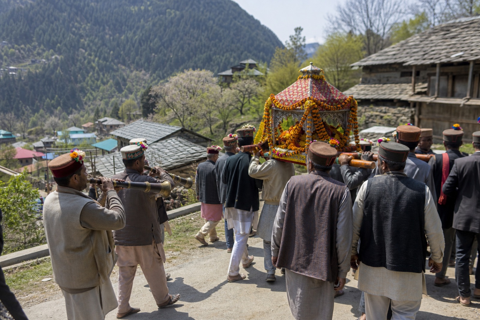 Community procession and traditional dress at the Jibhi Beeth festival